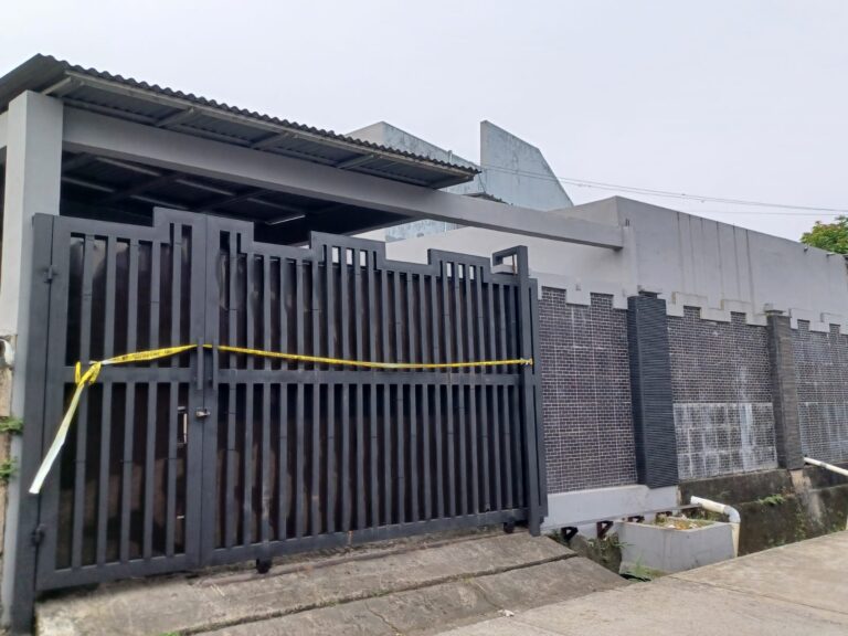 Satu unit rumah mewah di Komplek Billy & Moon, RT 9/10, Pondok Kelapa, Duren Sawit, Jakarta Timur yang diduga dijadikan tempat aborsi itu digerebek anggota kepolisian dan dipasangi garis police line pada Kamis (18/5) siang. Foto: Joesvicar Iqbal/ipol.id