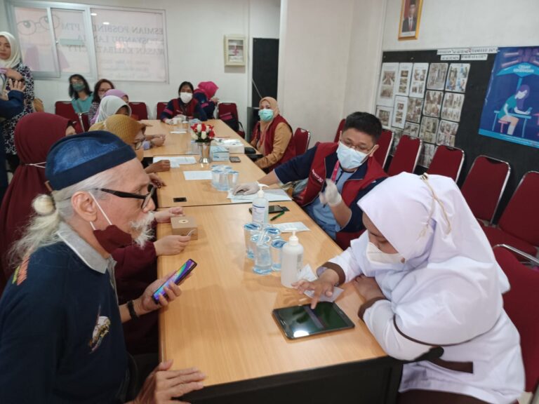Warga lanjut usia (lansia) mengecek kesehatan dan tensi di Pos Binaan Terpadu Penyakit Tidak Menular (Posbindu PTM) dan Posyandu Lansia di Posko Terpadu Apartemen Kalibata City, Pancoran, Jakarta Selatan, Jumat (19/5) pagi. Foto: Joesvicar Iqbal/ipol.id