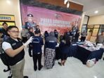 Kasat Reskrim Polres Metro Jakarta Timur, AKBP Dhimas Prasetyo (kacamata) mengungkapkan kasus praktik aborsi yang dilakukan komplotan tersangka di kawasan perumahan mewah di Duren Sawit saat di Mapolres Metro pada Jumat (19/5) siang. Foto: Joesvicar Iqbal/ipol.id