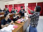 Para generasi muda mengikuti pelatihan diajarkan Pemateri, Asri Restuningsih selaku Owner Asriku Kreasi untuk memahami teknik Sashiko menjahit ala Jepang, digelar oleh Ganjar Muda Padjadjaran (GMP) di Gedung Kartini Taman Wiladatika di Jl. Jambore, Harjamukti, Cimanggis, Kota Depok, Jawa Barat, Jumat (19/5) siang. Foto: GMP