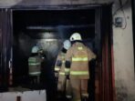 Sejumlah petugas Damkar berhasil memadamkan api yang melumat rumah makan ayam geprek di Jalan Raya Munjul, Gang Naya, Kelurahan Munjul, Kecamatan Cipayung, Jakarta Timur (Jaktim), Selasa (23/5) sekitar pukul 03.31 WIB. Foto: Damkar Jaktim
