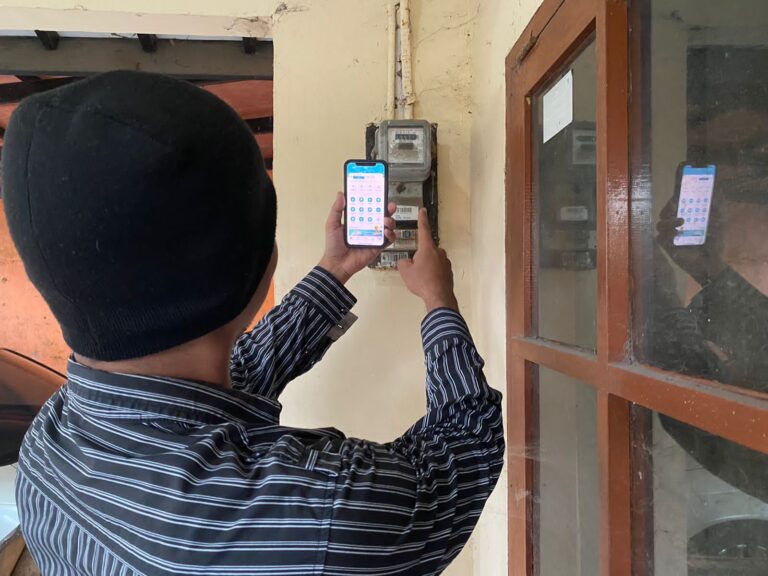 Melalui fitur Catat Meter secara mandiri yang tersedia di aplikasi PLN Mobile, pelanggan dapat mengetahui perkiraan pemakaian listrik setiap bulannya, sebelum tagihan resmi keluar. Foto: Dok PLN.