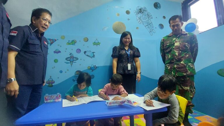WOM Finance membangun ruang ramah anak di PMI Jakarta Utara. Foto: wom finance