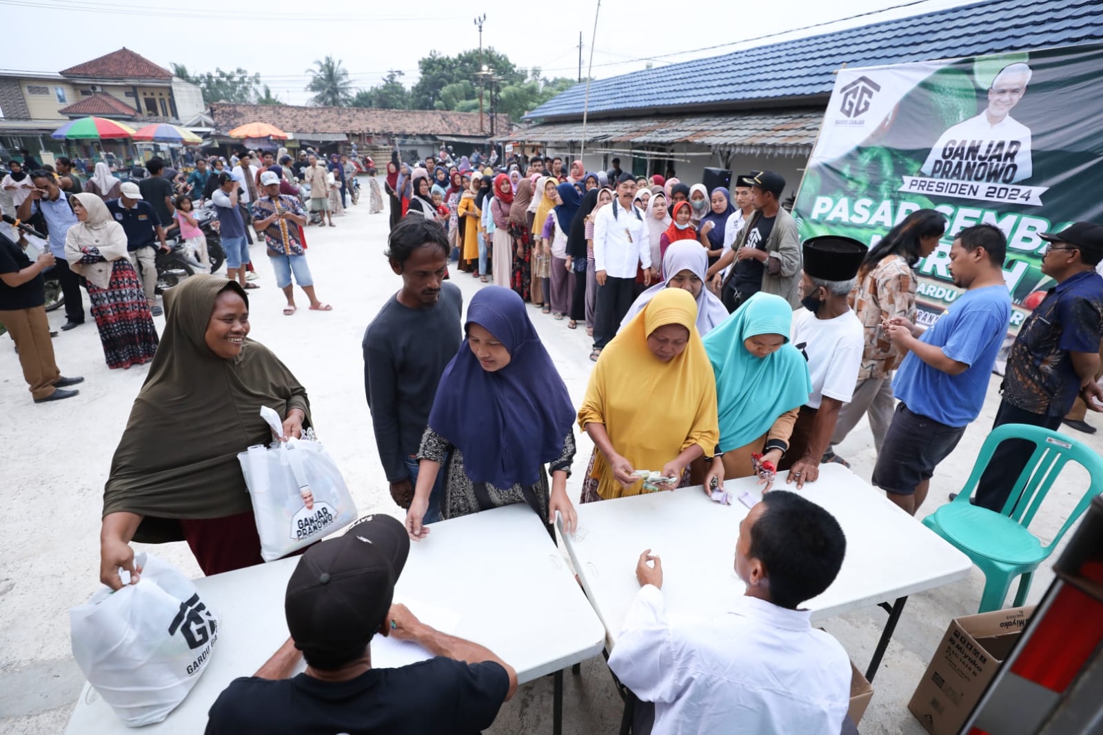 Gardu Ganjar Banten Gelar Pasar Murah, 500 Paket Sembako Diserbu Warga Tangerang