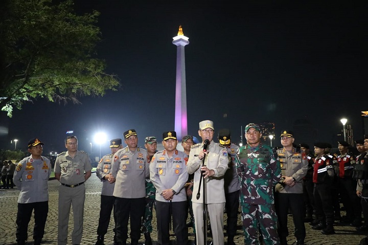 Pj Gubernur DKI Jakarta, Heru Budi Hartono memimpin apel skala besar Forum Komunikasi Pimpinan Daerah (Forkopimda) DKI Jakarta, yaitu Pemprov DKI, Polda Metro Jaya dan Kodam Jaya di kawasan Monas, Jakarta Pusat, Sabtu (13/5). Foto: PPID