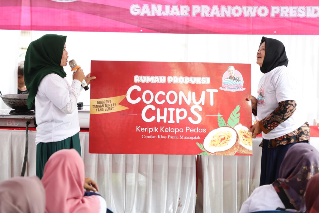 Wanita Nelayan Sedulur Ganjar Beri Bantuan Pelatihan dan Rumah Produksi Keripik Kelapa di Pangandaran