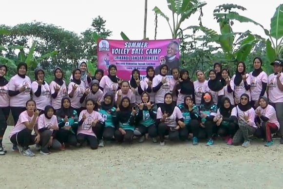 Para Srikandi Ini Saling ‘Smash’ dalam Turnamen Voli di Banten