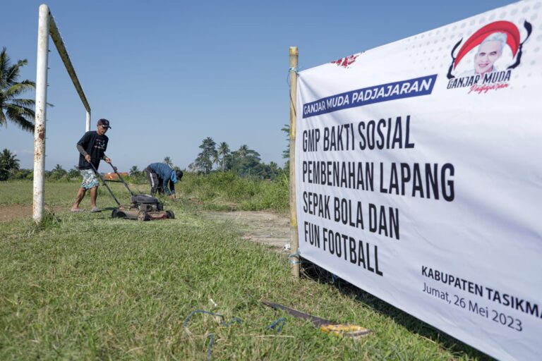 Ganjar Muda Padjajaran Bersama Masyarakat Benahi Lapangan Bola dan Gelar Pertandingan Persinga U-21 Vs Legend