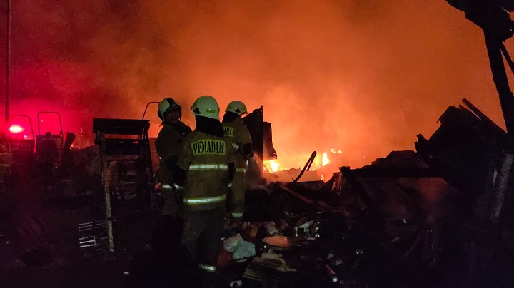 Puluhan Lapak Pemulung Kebakaran di Duren Sawit, Satu Orang Tewas Diduga Terjebak
