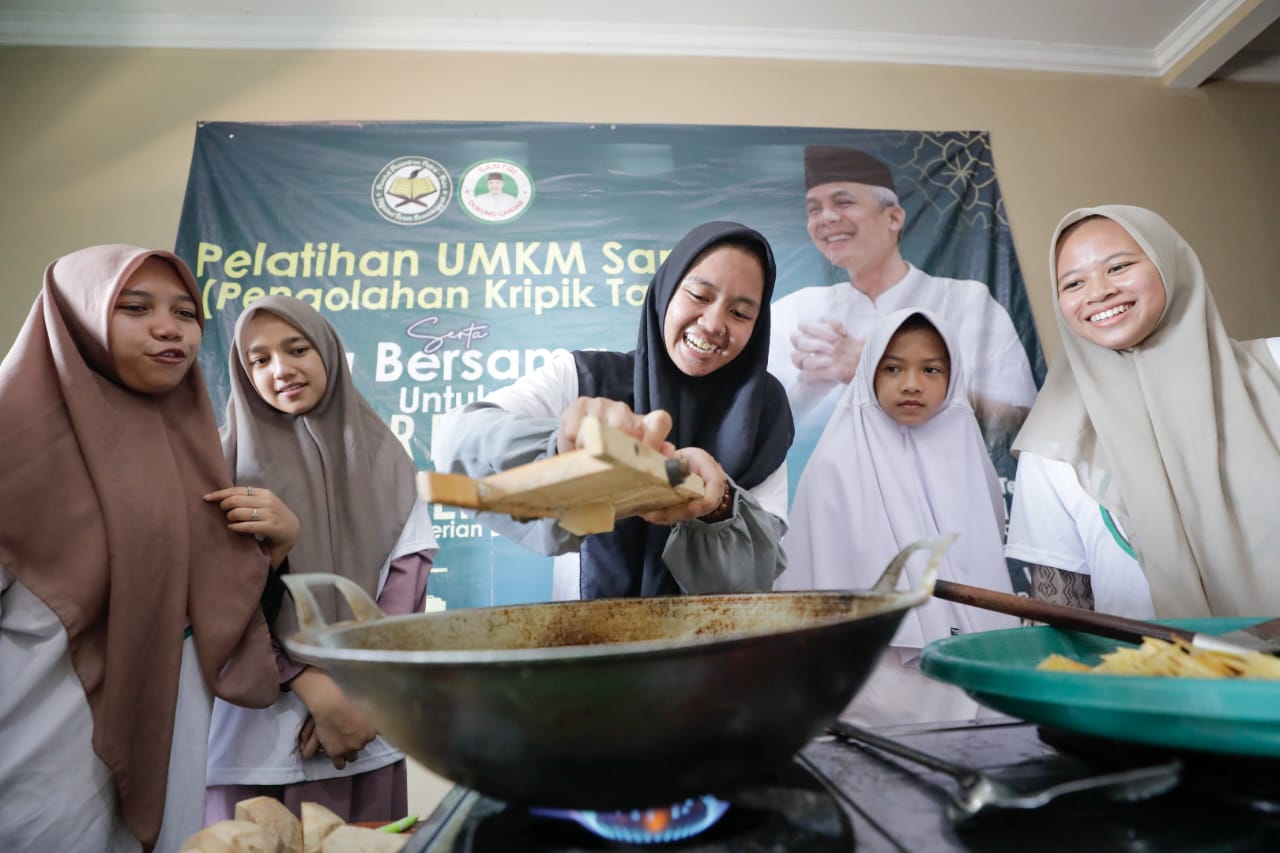 Kembangkan UMKM, SDG Jabar Latih Para Santri Olah Keripik Talas di Bogor