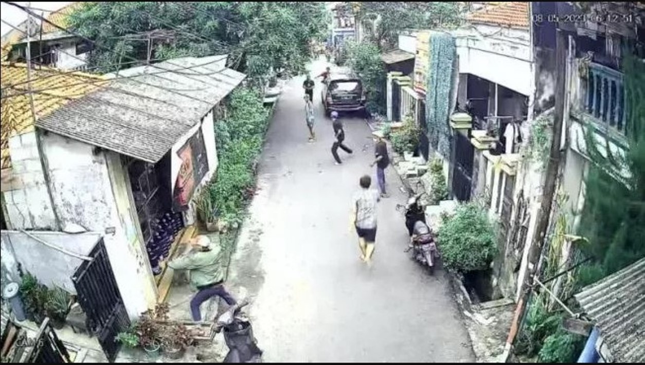 Polisi Dilempari Batu dan Kayu Saat Gerebek Kampung Bahari
