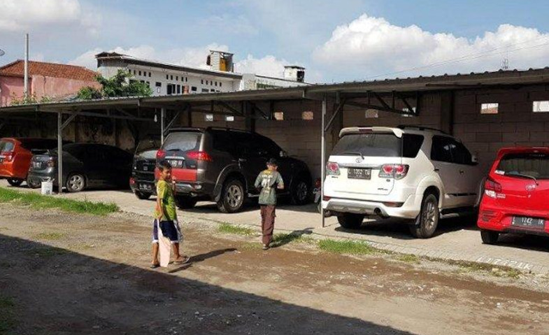 Polisi Turun Tangan Terkait Badan Jalan Dijadikan Parkir Mobil