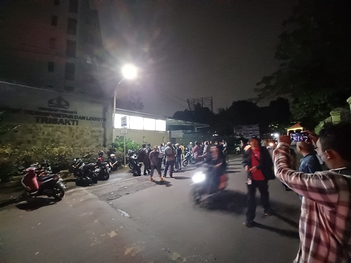 Sejumlah pengelola Yayasan Trisakti mendatangi Kampus Trisakti di kawasan Bidara Cina, Jakarta Timur, Selasa (30/5) sekitar pukul 20.45 WIB. Dilakukan untuk bernegoisasi mengenai pengambilalihan aset-aset di bawah binaan pengelolaan yayasan tersebut. Foto: Joesvicar Iqbal/ipol.id