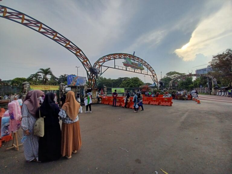 Sebanyak 2.000 kendaraan menjadi target uji emisi yang digelar Dinas Lingkungan Hidup DKI Jakarta di Taman Margasatwa Ragunan, Pasar Minggu, Jakarta Selatan, Senin (5/6) siang. Foto: Joesvicar Iqbal/ipol.id