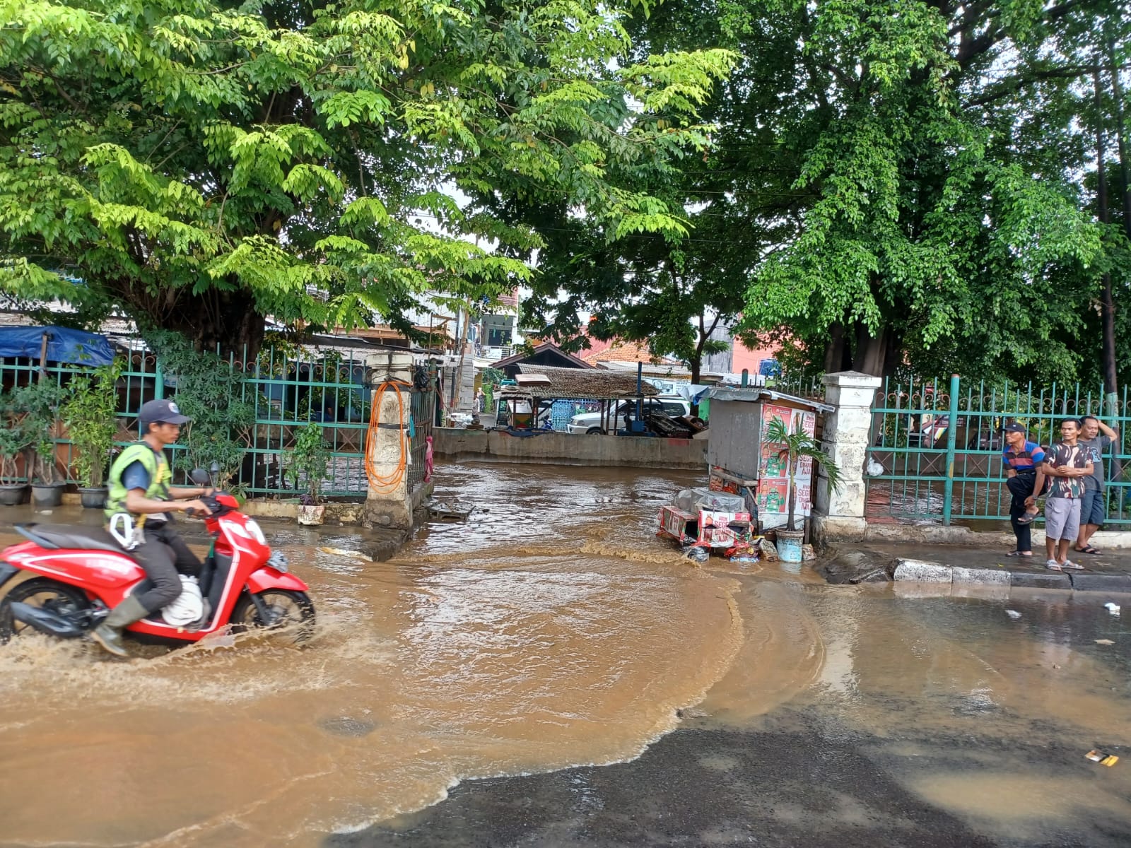 Hujan Deras Kali Ciliwung Meluap, Warga Kebon Pala Terendam Banjir 1,5 Meter