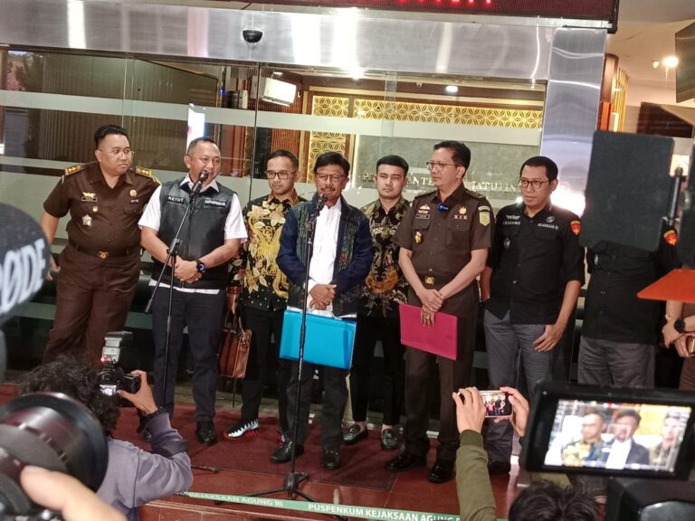 Menkoinfo, Johnny G Plate usai menjalani pemeriksaan di Gedung Bundar Kejaksaan Agung, Jakarta, belum lama ini. Foto: Yudha Krastawan/IPOL.ID