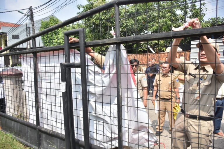 Jajaran Suku Dinas Cipta Karya, Tata Ruang dan Pertanahan (Sudin Citata) Jakarta Timur membuka segel Gedung Perkantoran Griya Ciracas di Jalan Asem, Nomor 53, RT 03 RW 04, Kelurahan Kelapa Dua Wetan, Kecamatan Ciracas pada Senin (26/6) siang. Foto: Ist