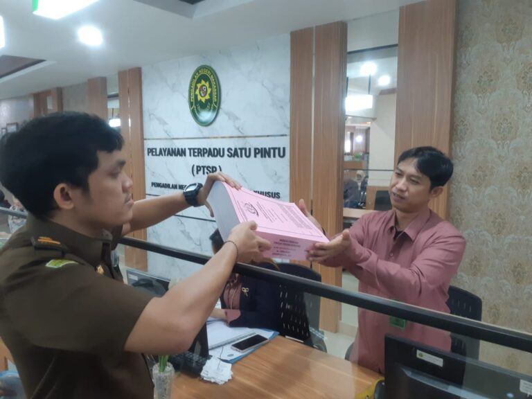 Jaksa melimpahkan berkas dua terdakwa kasus dugaan penyimpangan penetapan harga jual pasir laut pada Badan Pengelola Keuangan Daerah (BPKD) Kabupaten Takalar Tahun 2020 ke Pengadilan Tipikor Kelas 1 Makassar, Selasa (27/6). Foto: Seksi Penkum Kejati Sulsel