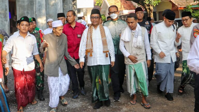 Menteri Koordinator Politik Hukum dan Keamanan, Mahfud MD (tengah). Foto: Dok Kemenkopolhukam