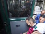 Direktur PT Basis Utama Prima, Muhamad Yusrizki Muliaman alias YUS yang mengenakan rompi merah jambu saat digelandang ke mobil tahanan oleh penyidik pidana khusus Kejaksaan Agung, Kamis (15/6). Foto: Yudha Krastawan/ipol.id