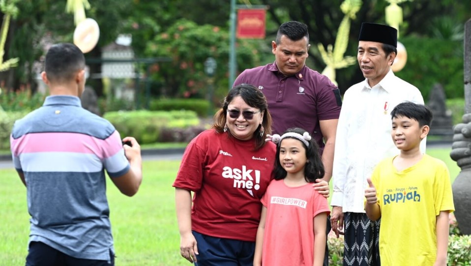 Lebaran Idul Adha di Yogyakarta, Jokowi Sapa dan Swafoto dengan Masyarakat