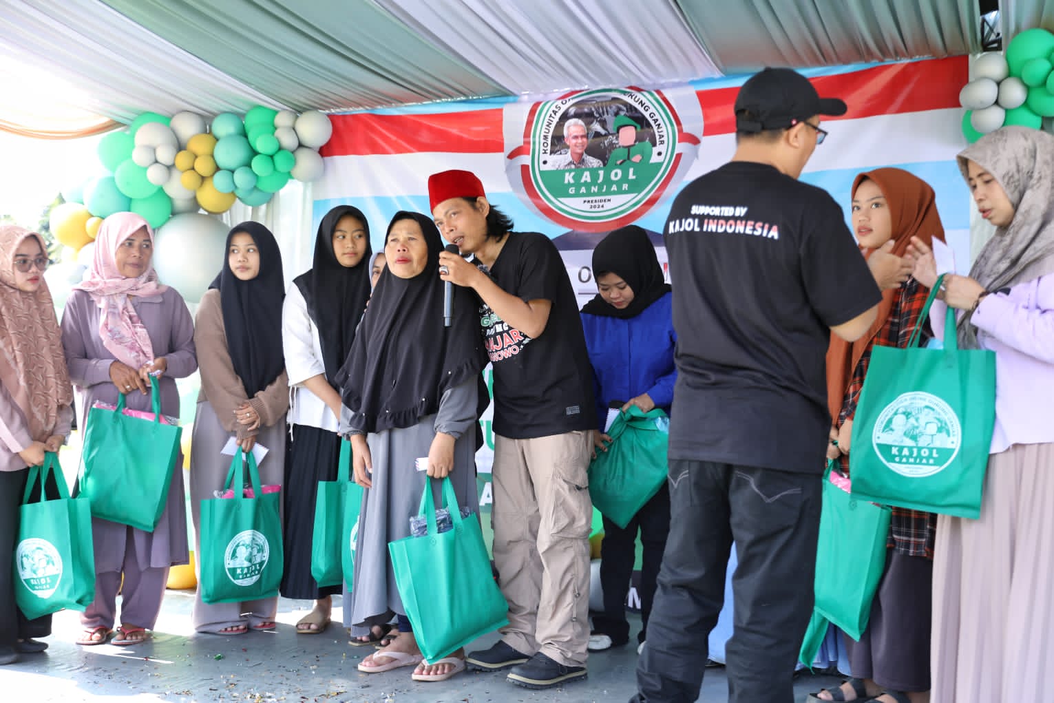 Komunitas Ojol Ini Beri Santunan kepada Anak Yatim di Bogor