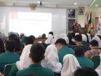 Sebanyak 200 pelajar di wilayah Kota Administrasi Jakarta Selatan mengikuti Program Jaksa Masuk Sekolah dari Kejaksaan Agung Republik Indonesia dan jajaran korps Adhyaksa, di Sekolah Menengah Atas Negeri (SMAN) 8 Jakarta, Kelurahan Bukit Duri, Tebet, Kamis (15/6) siang. Foto: Ist