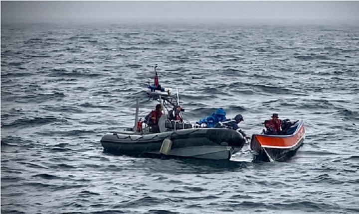 KRI Malahayati 362 Selamatkan Nelayan Terombang-ambing di Laut Berhari-hari