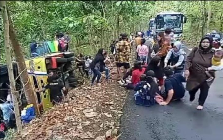 Bus Trans Jogja Berisi 33 Penumpang Terguling karena Tak Kuat Menanjak di Tepus