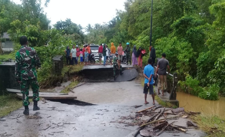 Akses Trans Seram via Maluku Tengah Lumpuh akibat Jembatan Ambruk Diterjang Banjir
