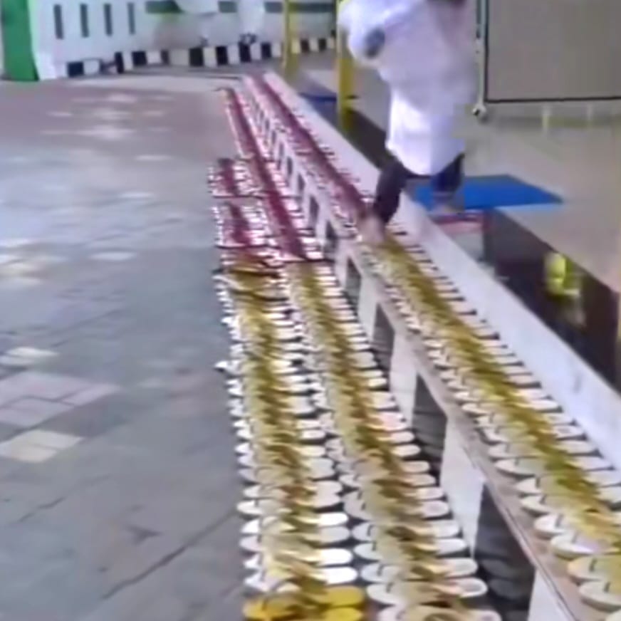 Unik, Sandal di Masjid Ini Tersusun Rapih dan Satu Warna