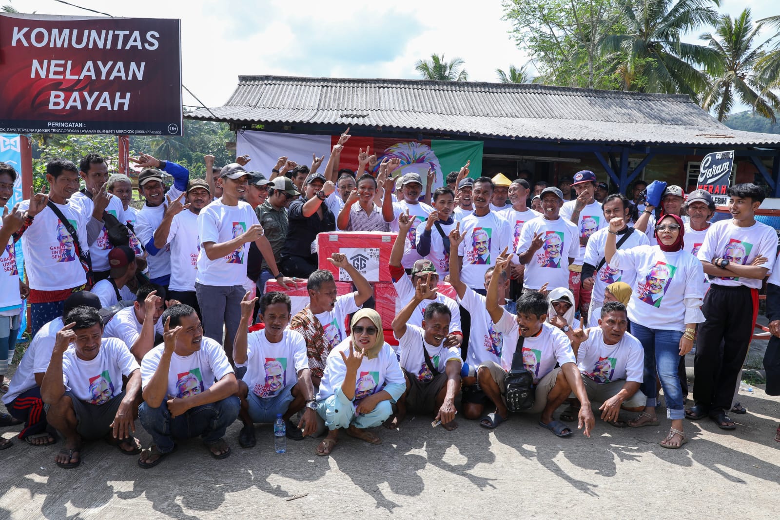 Jaga Kesegaran Ikan, Nelayan di Pelelangan Bayah Dapat Bantuan Boks dari Gardu Ganjar
