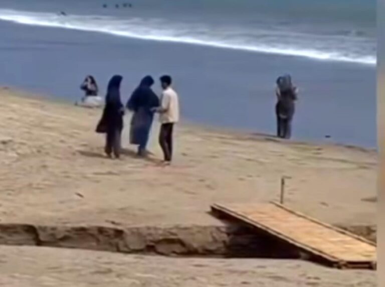 Oknum memaksa minta uang Rp5.000 kepada wisatawan di pantai carita karena melewati jembatan diklaim milik mereka, Foto : Tanggap Layar Instagram @terang_media