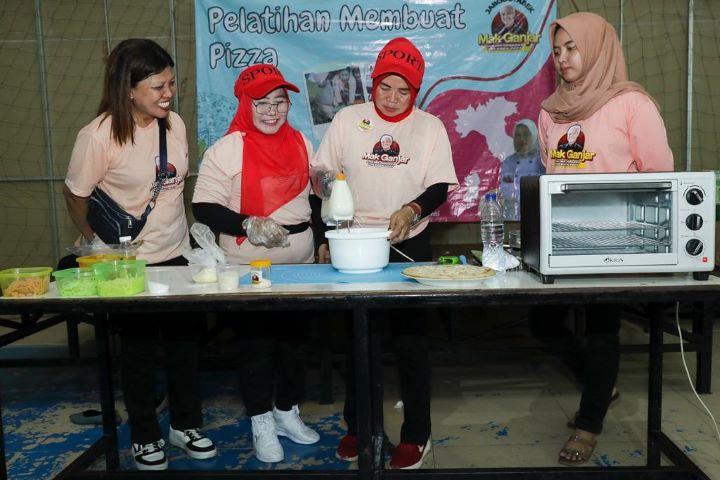 Mak Ganjar Ingin Kaum Ibu Bisa Mandiri Melalui Pelatihan Buat Pizza di Bekasi