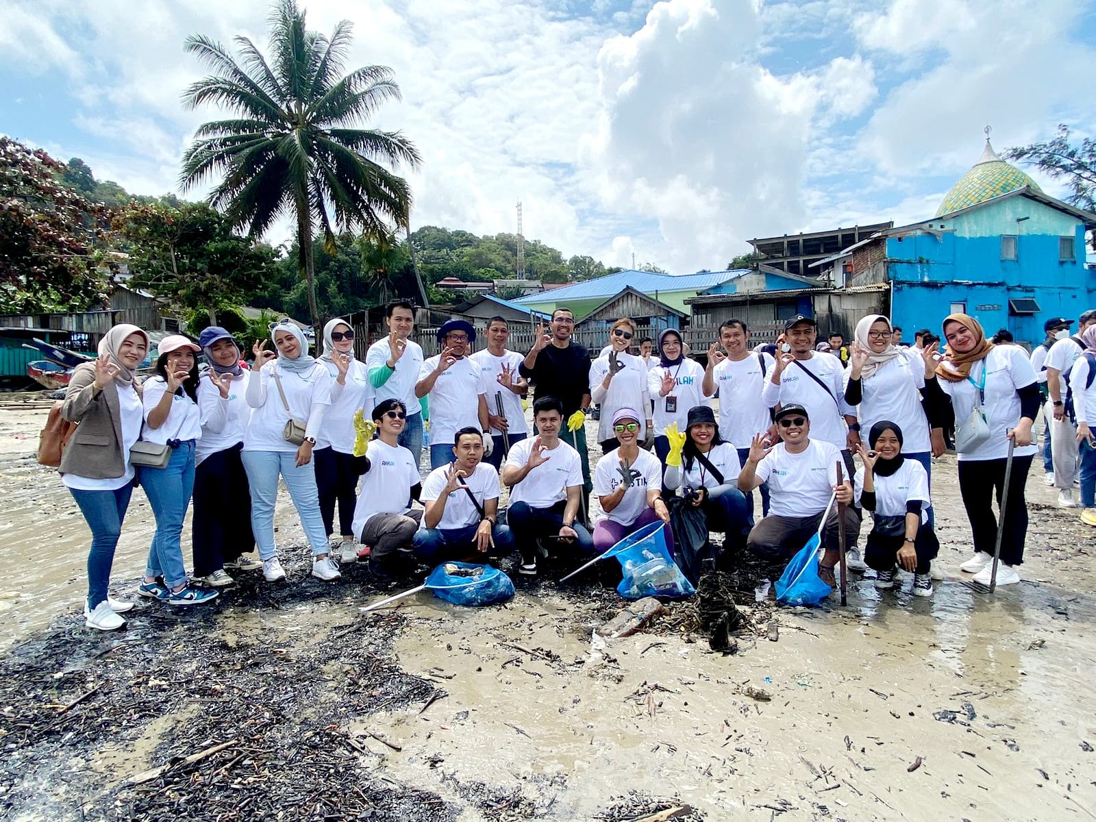 Pegadaian Ikut Bersih-bersih Pantai Melawai Balikpapan melalui BUMN Environmental Movement
