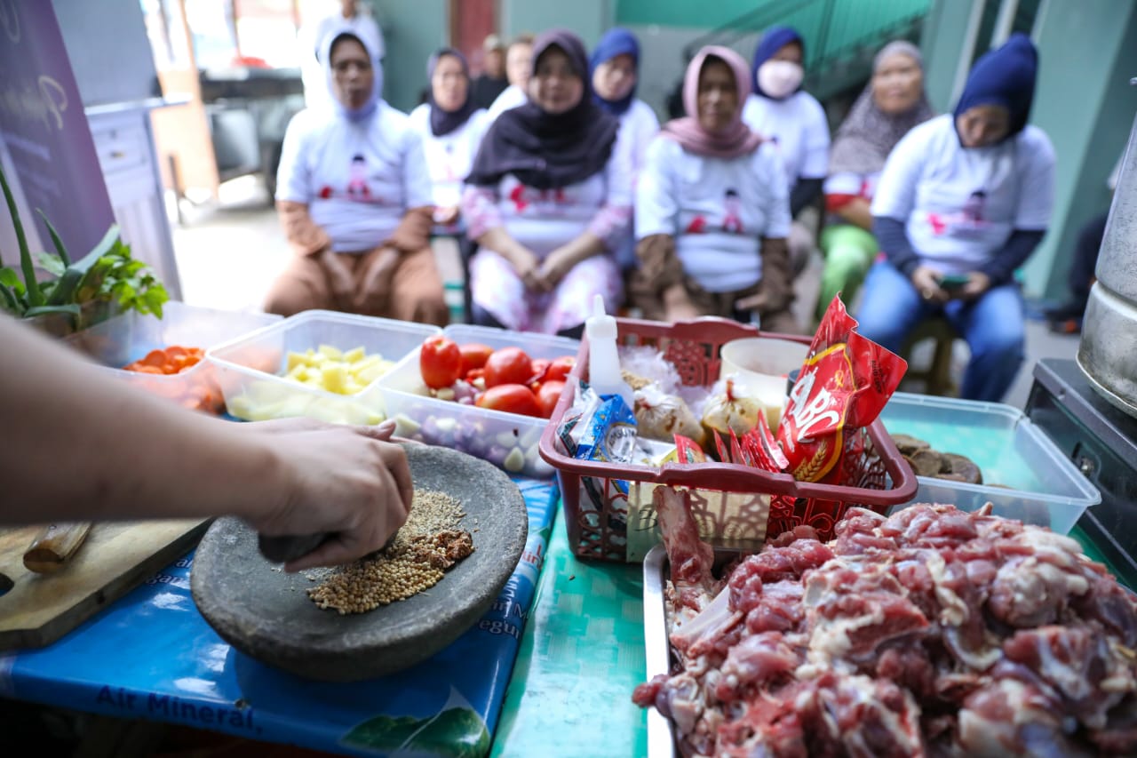 Rampung Sembelih Hewan Kurban, Muslimah dan Ibu-ibu Garap Sup Kambing Lezat di Jakarta