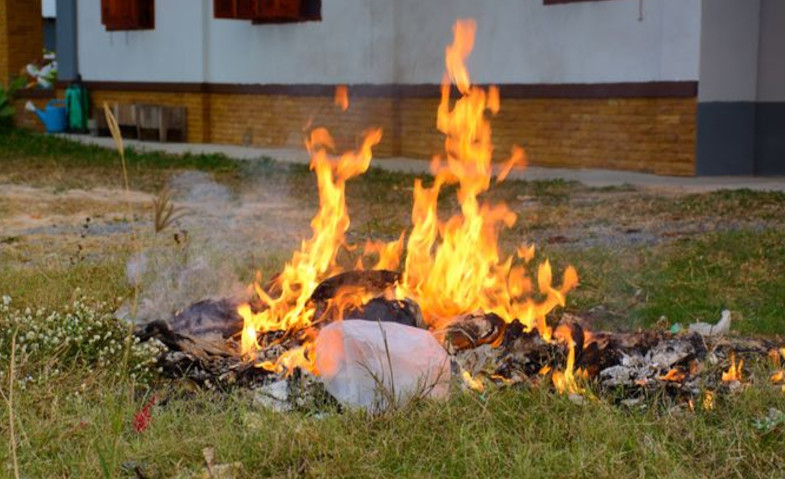 Bocah di Tangsel Kena ISPA Usai Warga Tangsel Bakar Sampah