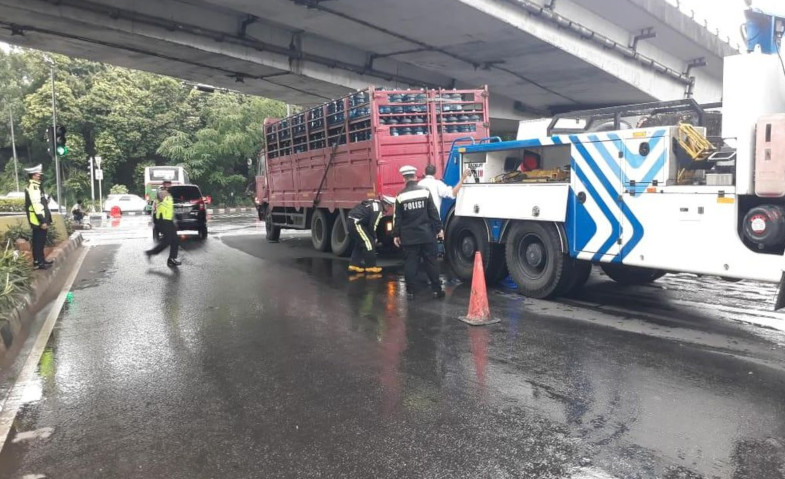 Truk Muatan Galon Tabrak Pembatas Busway, Lalin di DI Panjaitan Jaktim Macet