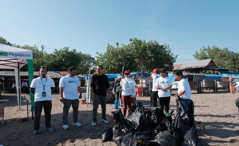 Pegadaian Bersama Millenial dan Masyarakat Kota Makassar Berhasil Kumpulkan 708 Kg Sampah di Pantai Tanjung Bayang