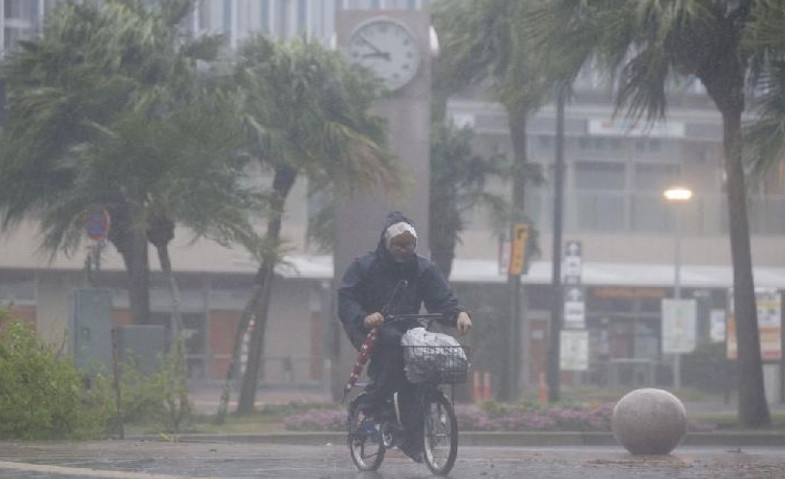 Jepang Dihantam Topan Lan, 800 Penerbangan Batal Terbang