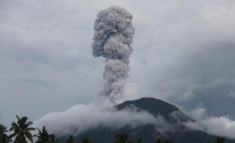 Gunung Ibu di Pulau Halmahera Barat Erupsi Setinggi 1,5 Kilometer