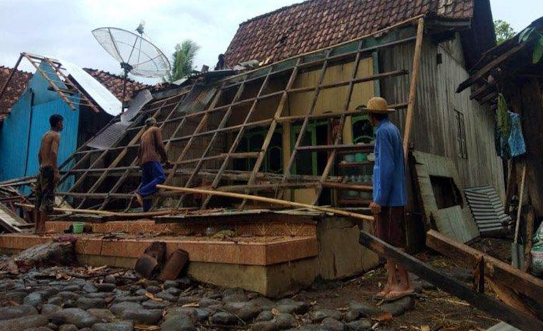 Belasan Rumah Warga di Situbondo Porak Poranda akibat Diterjang Puting Beliung