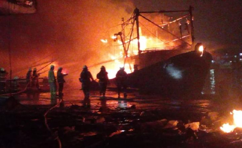 Kebakaran di Muara Baru, Sembilan Kapal Nelayan Hangus Terbakar