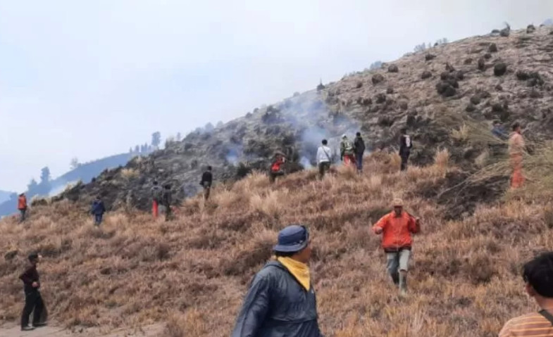 Pemadaman Api di Gunung Bromo yang Tak Kunjung Padam