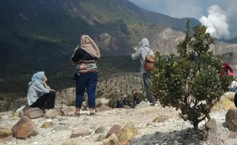 Jalur Pendakian Gunung Papandayan Ditutup Sementara