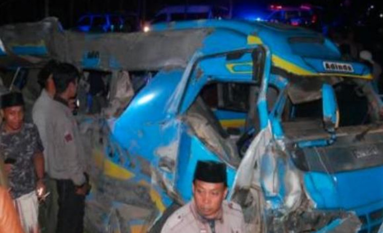 Kecelakaan Maut, Kereta Api Probowangi Tabrak Elf, 11 Orang Tewas