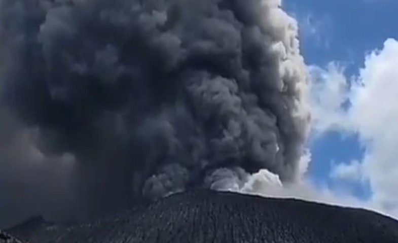 Gunung Dukono di Halmahera Utara Erupsi