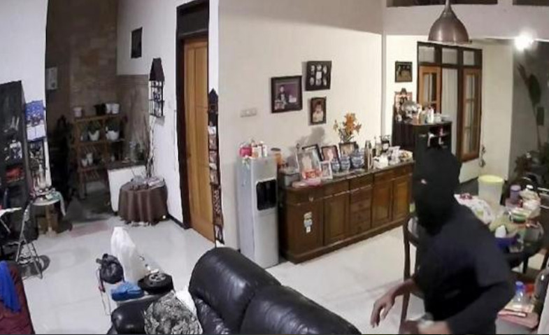 Terekam CCTV Masuk Rumah Orang, Emak-emak di Jaksel Ambil Telur 1 Kg
