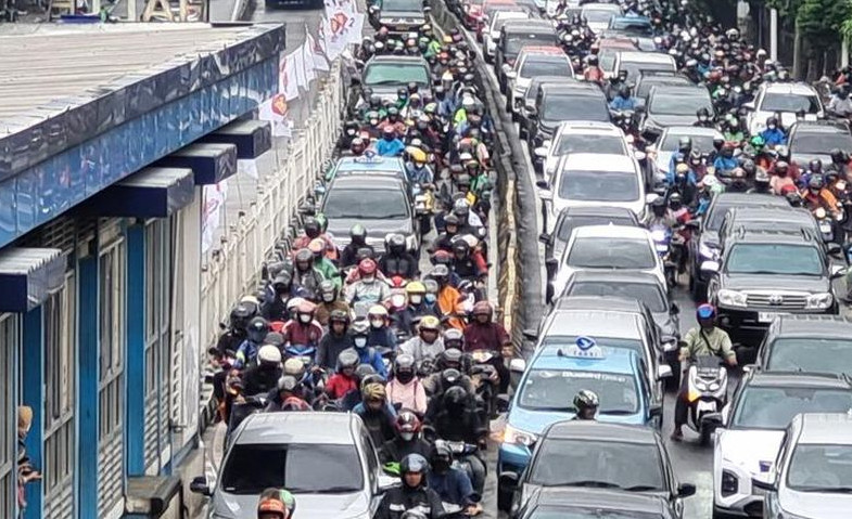 Mampang-Kuningan Macet, Jarak 2 Km Ditempuh dalam Dua Jam