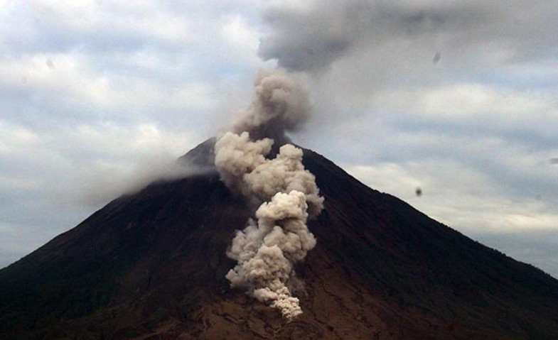 Gunung Semeru Kembali Erupsi, Warga Diminta Waspada Hujan Abu Vulkanik